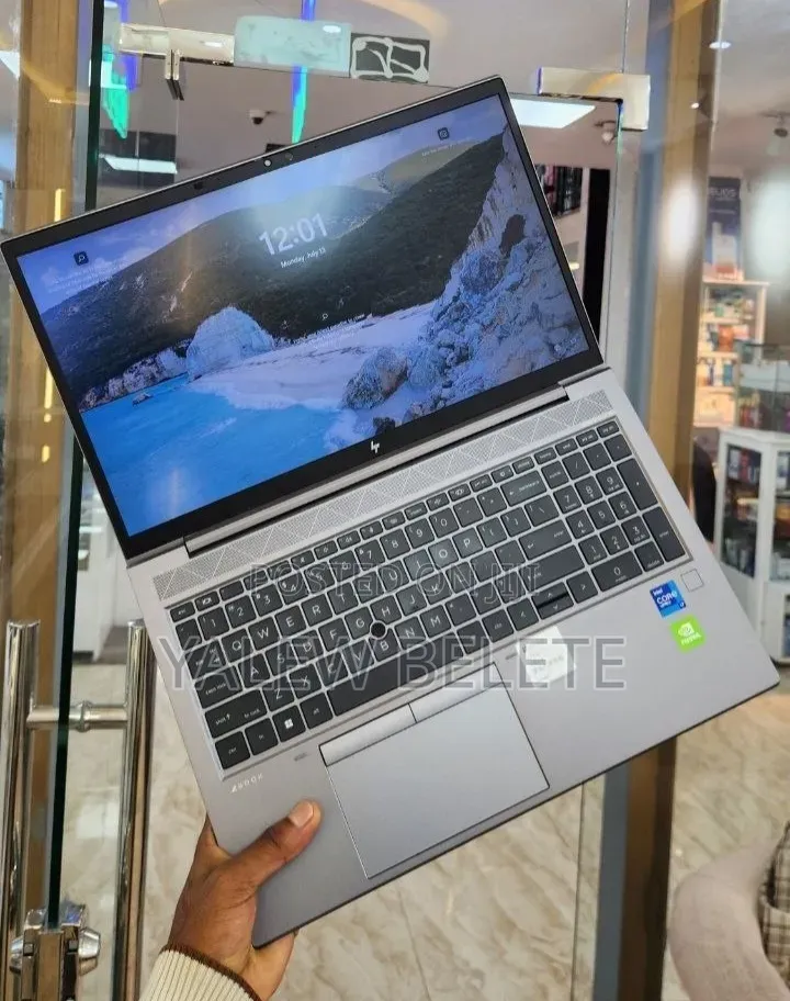 New Laptop HP ZBook Firefly G8 16GB Intel Core i7 SSD 512GB