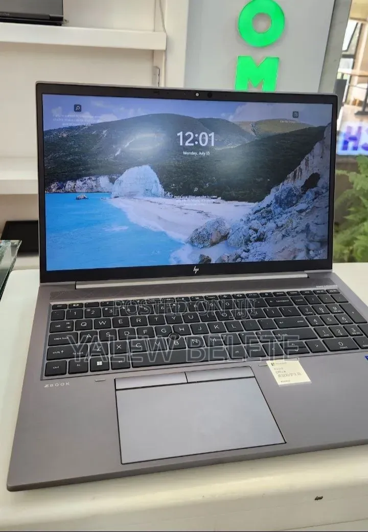 New Laptop HP ZBook Firefly G8 16GB Intel Core i7 SSD 512GB