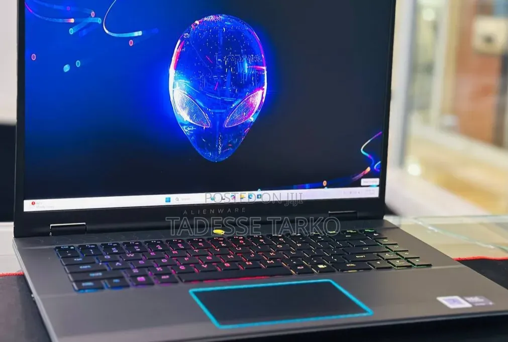 New Laptop Alienware M16 R2 16GB Intel Core Ultra 9 SSD 1T