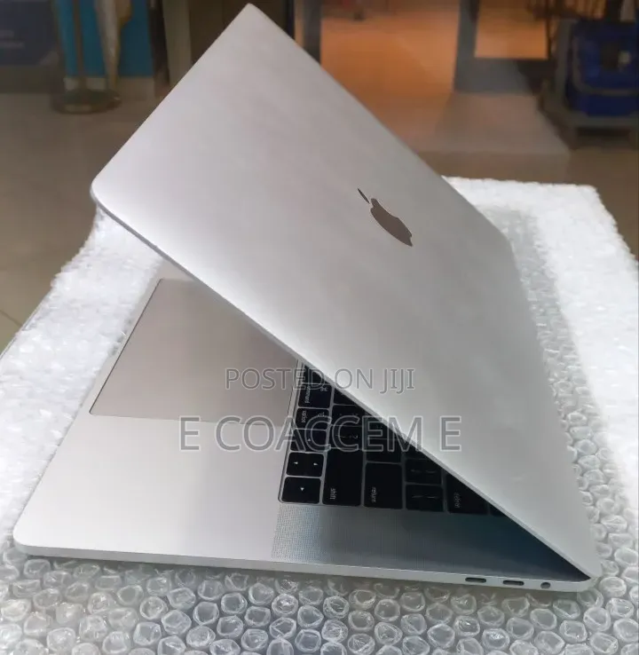New Laptop Apple MacBook Pro 2018 16GB Intel Core i7 SSD 256GB