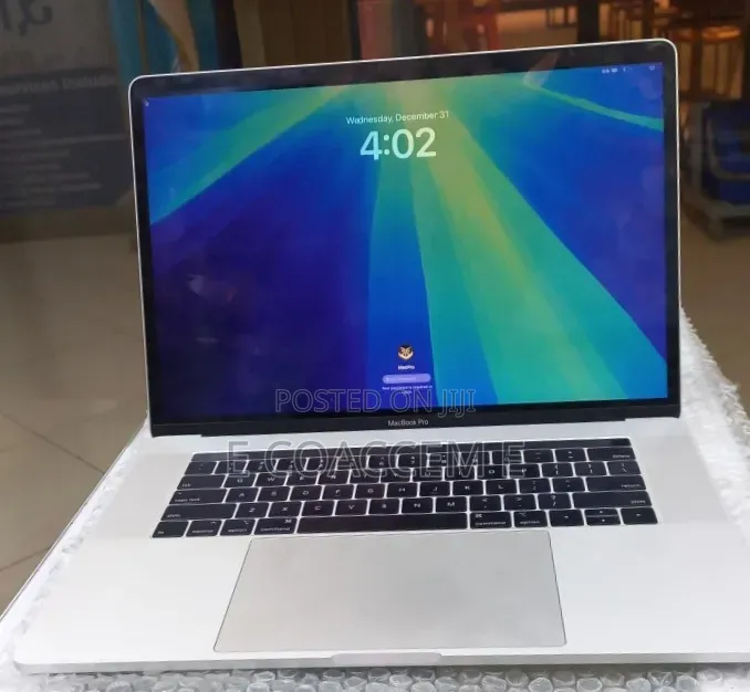 New Laptop Apple MacBook Pro 2018 16GB Intel Core i7 SSD 256GB