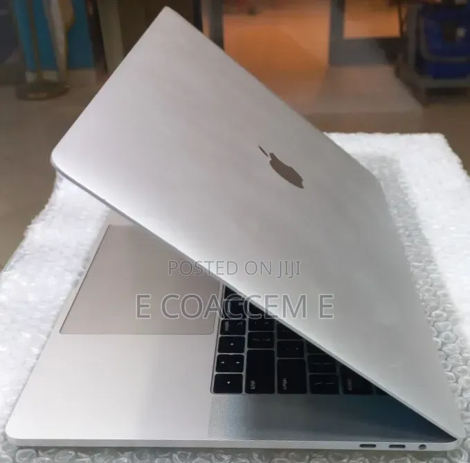 New Laptop Apple MacBook Pro 2018 16GB Intel Core i7 SSD 256GB