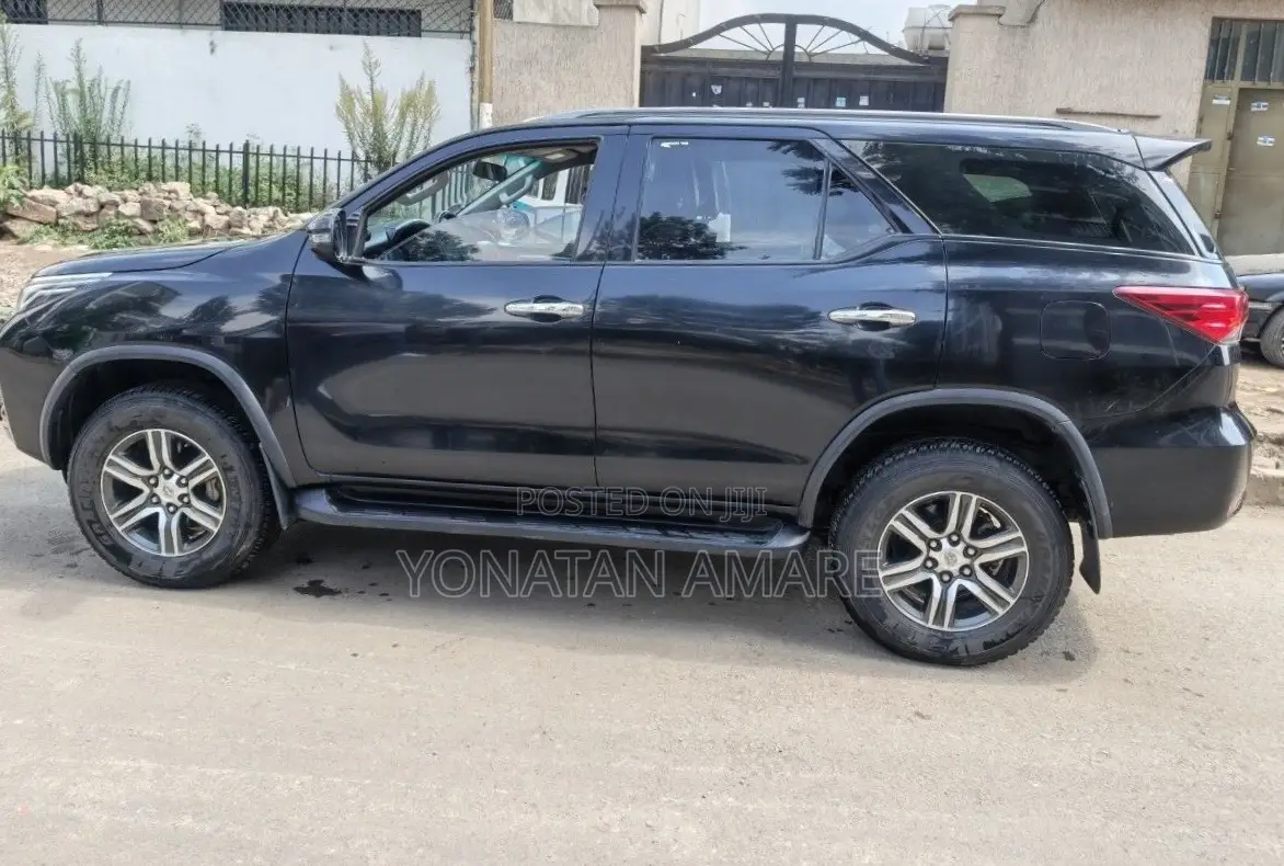 Toyota Fortuner 2022 Black