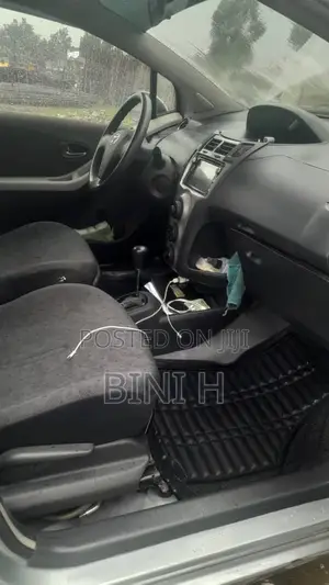 Toyota Yaris 2010 Gray