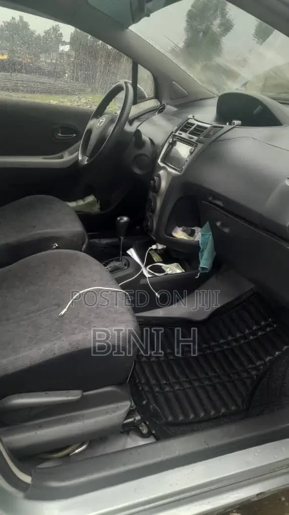 Toyota Yaris 2010 Gray