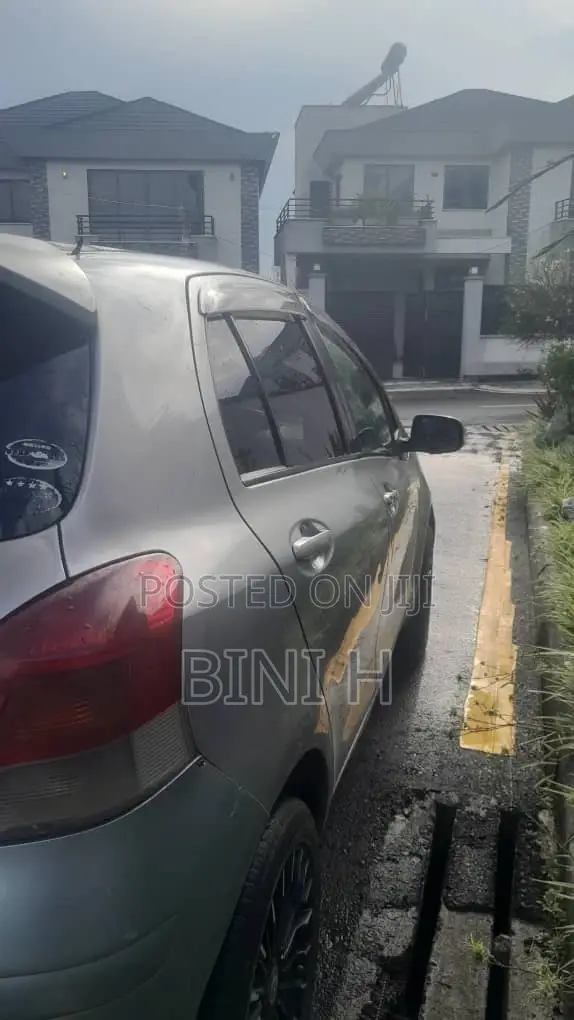 Toyota Yaris 2010 Gray