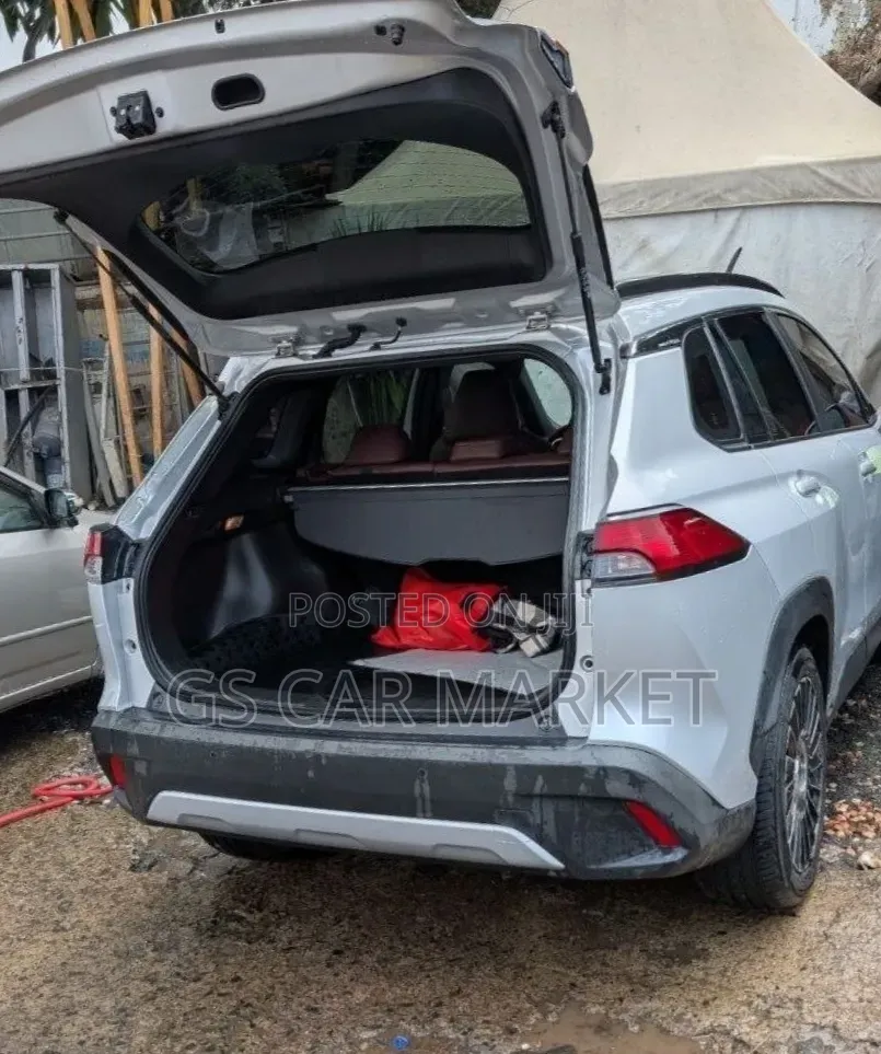 Toyota Corolla Cross Hybrid XSE AWD 2025 Silver
