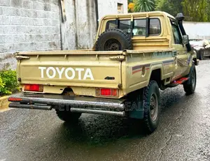 Toyota Land Cruiser 2012 Gold