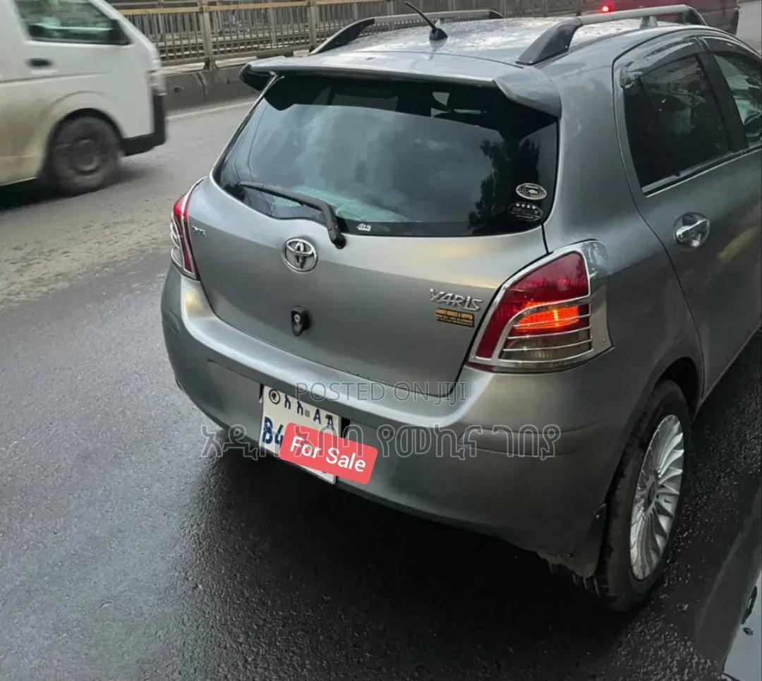 Toyota Yaris Base Hatchback 3dr 2010 Gray