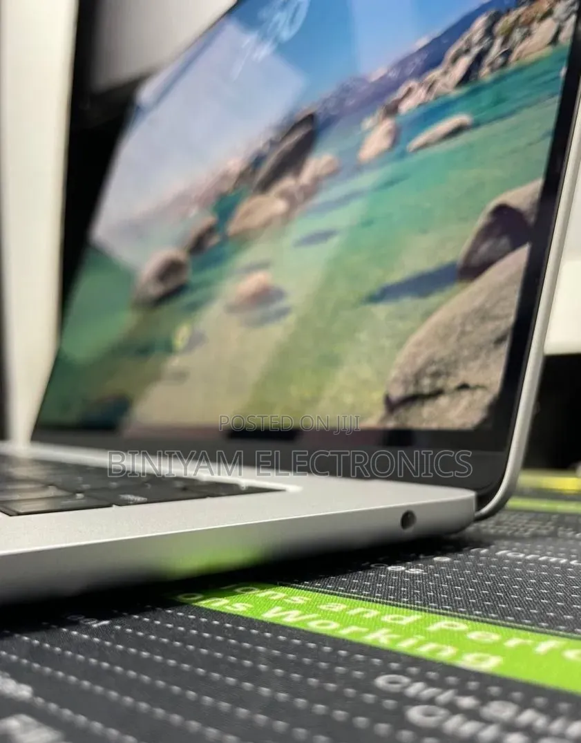 New Laptop Apple MacBook Air 2025 M4 24GB Apple M4 SSD 512GB