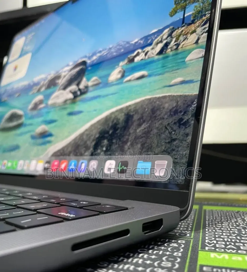 New Laptop Apple MacBook Pro 2024 M3 8GB Apple M3 Pro SSD 512GB