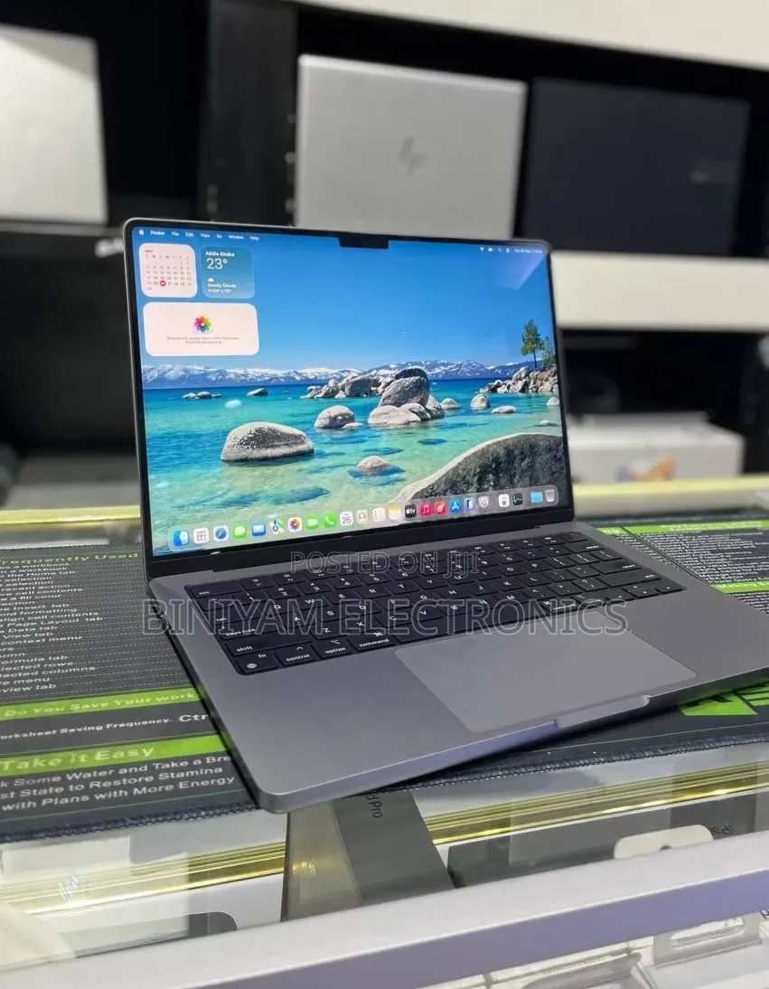 New Laptop Apple MacBook Pro 2024 M3 8GB Apple M3 Pro SSD 512GB