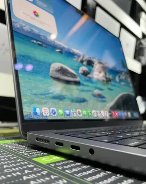 New Laptop Apple MacBook Pro 2024 M3 8GB Apple M3 Pro SSD 512GB