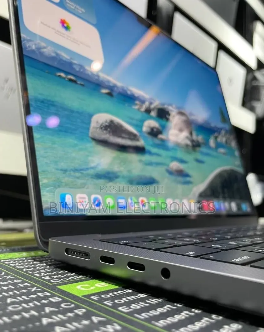 New Laptop Apple MacBook Pro 2024 M3 8GB Apple M3 Pro SSD 512GB