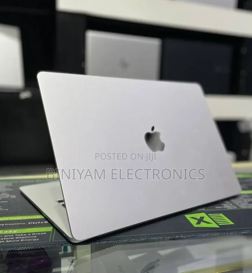 New Laptop Apple MacBook Pro 2024 M3 8GB Apple M3 Pro SSD 512GB