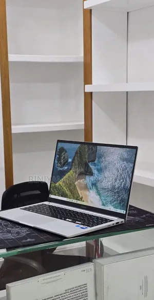 New Laptop Samsung Galaxy Book4 16GB Intel Core i7 SSD 512GB