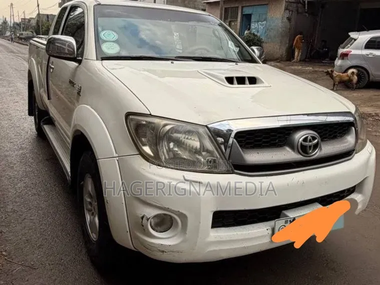 Toyota Hilux 2010 White