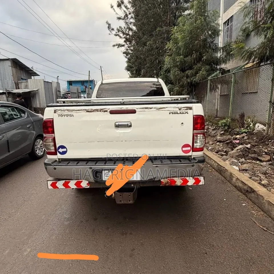 Toyota Hilux 2010 White