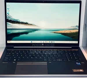 New Laptop HP ZBook Firefly G8 32GB Intel Core i7 SSD 512GB