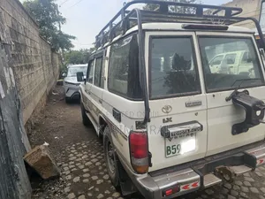 Toyota Land Cruiser 2010 White