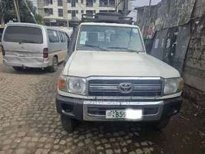 Toyota Land Cruiser 2010 White