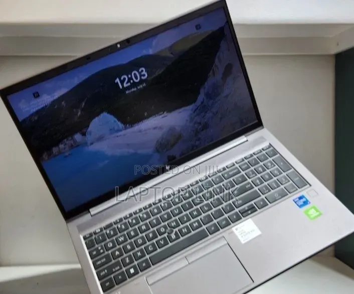 New Laptop HP ZBook Firefly G8 16GB Intel Core i7 SSD 512GB