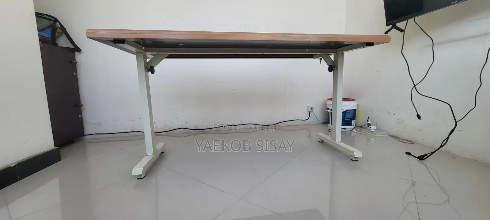 የቢሮ ጠረጴዛ (ከፍ ዝቅ የሚል ተነቃቃይ)
