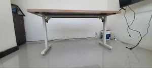 የቢሮ ጠረጴዛ (ከፍ ዝቅ የሚል ተነቃቃይ)