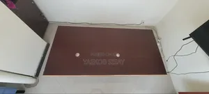 የቢሮ ጠረጴዛ (ከፍ ዝቅ የሚል ተነቃቃይ)