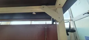 የቢሮ ጠረጴዛ (ከፍ ዝቅ የሚል ተነቃቃይ)