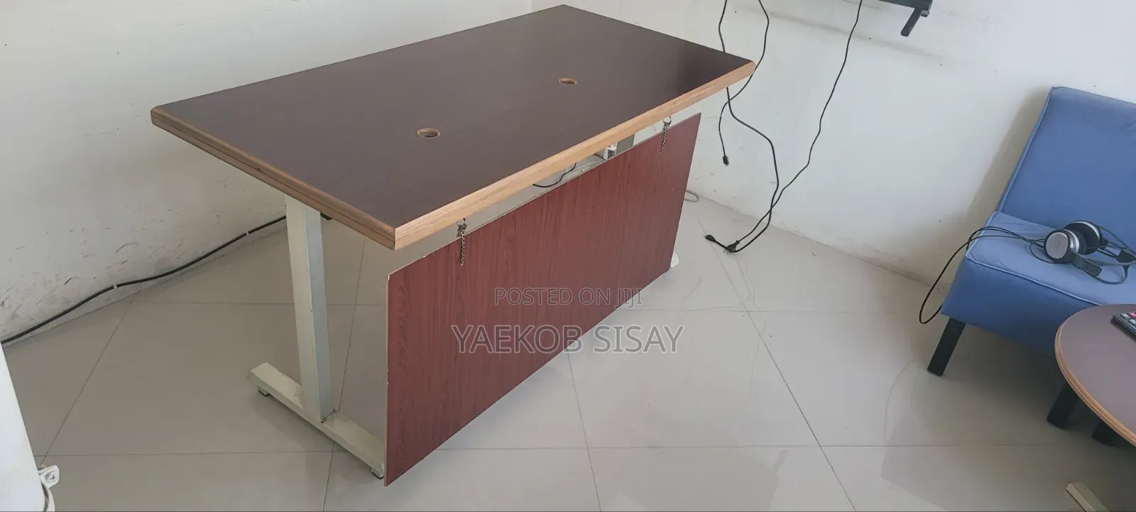 የቢሮ ጠረጴዛ (ከፍ ዝቅ የሚል ተነቃቃይ)