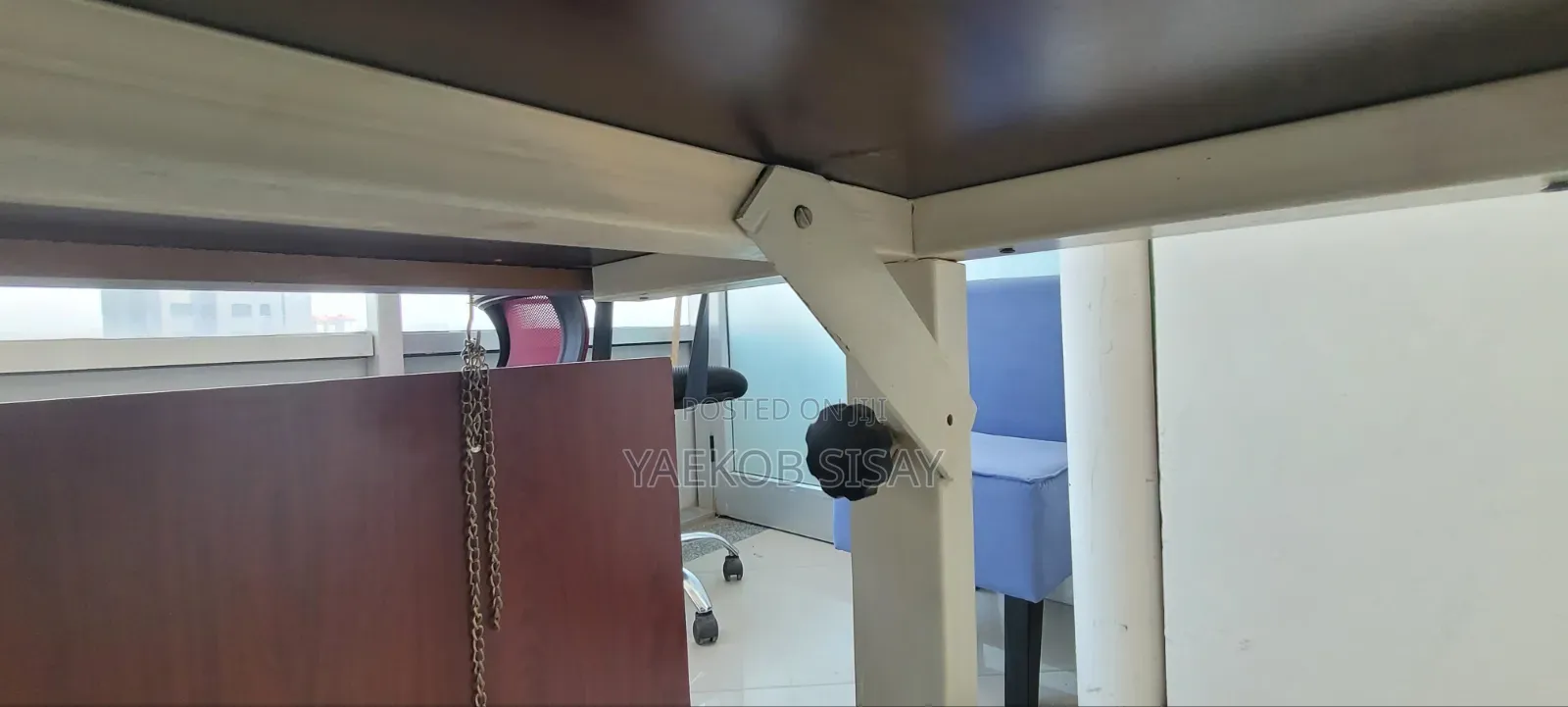 የቢሮ ጠረጴዛ (ከፍ ዝቅ የሚል ተነቃቃይ)