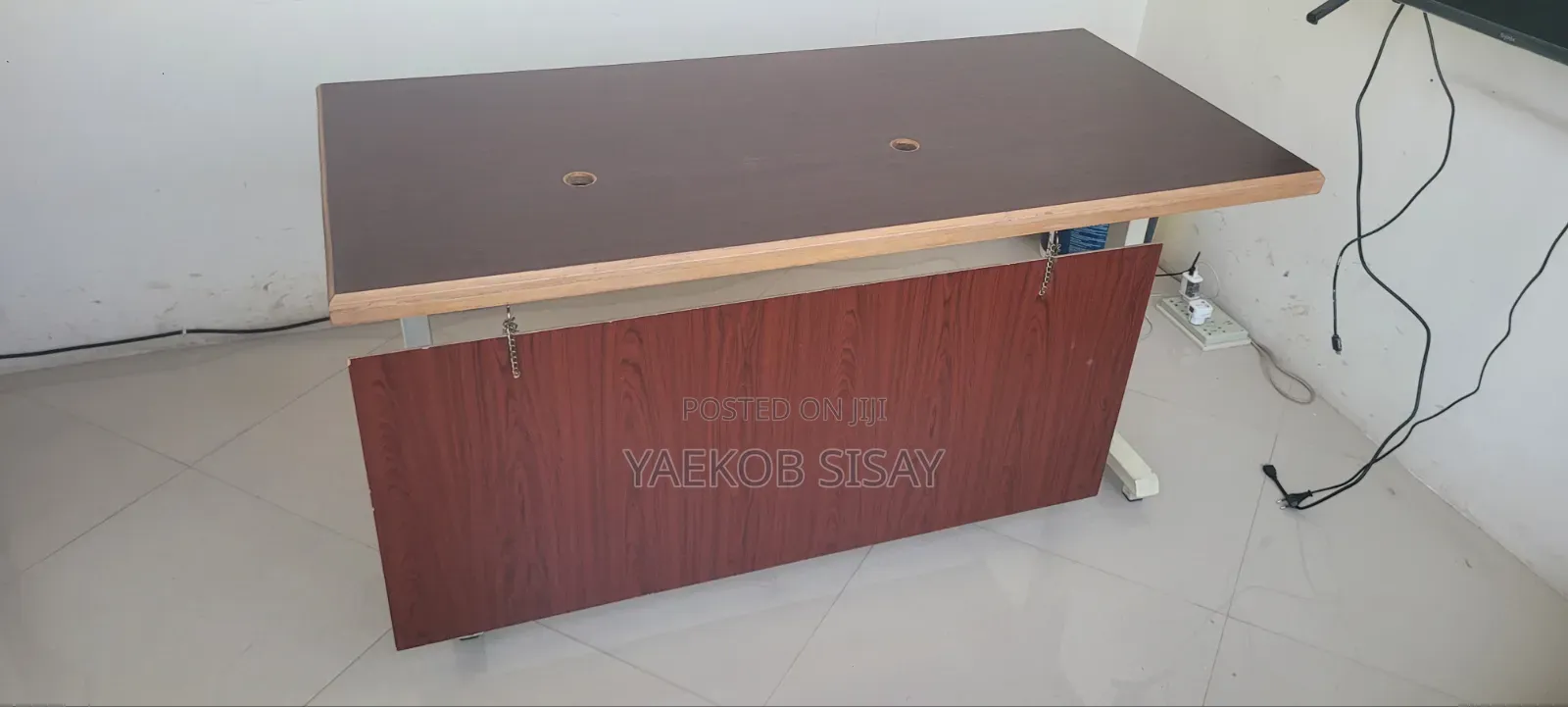 የቢሮ ጠረጴዛ (ከፍ ዝቅ የሚል ተነቃቃይ)