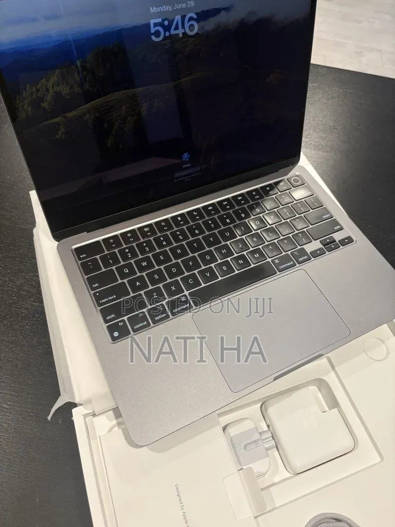 New Laptop Apple MacBook Air 2024 M3 16GB Apple M3 SSD 256GB