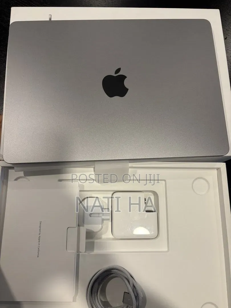 New Laptop Apple MacBook Air 2024 M3 16GB Apple M3 SSD 256GB