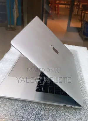New Laptop Apple MacBook Pro 2018 16GB Intel Core i7 SSD 256GB