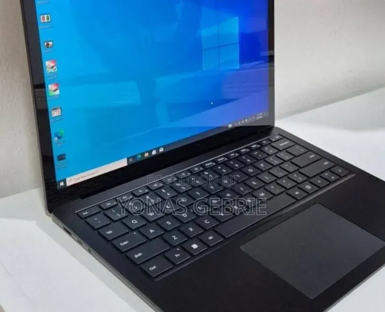 New Laptop Microsoft Surface 8GB Intel Core i5 SSD 256GB