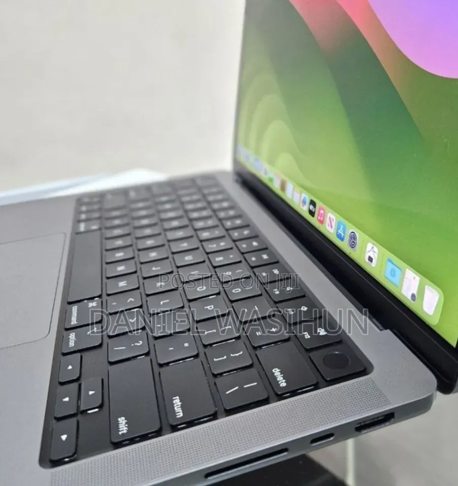 New Laptop Apple MacBook Pro 2020 M1 16GB Apple M1 Pro SSD 512GB