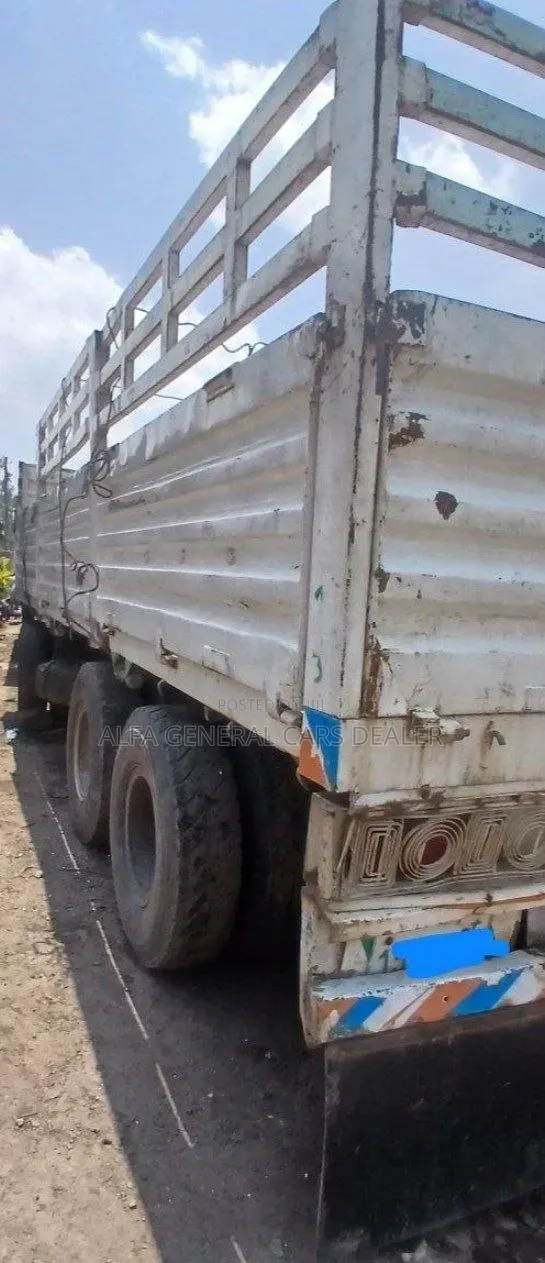 2012 Iveco ኦባማ ከነተሳቢው 61ሺ ታርጋ