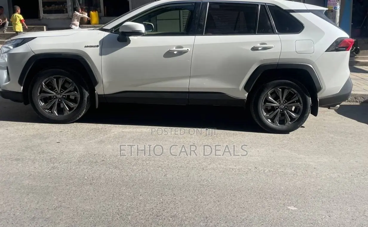 Toyota RAV4 2022 White