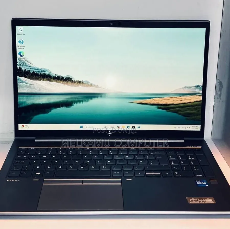 New Laptop HP ZBook Firefly G8 32GB Intel Core i7 SSD 512GB