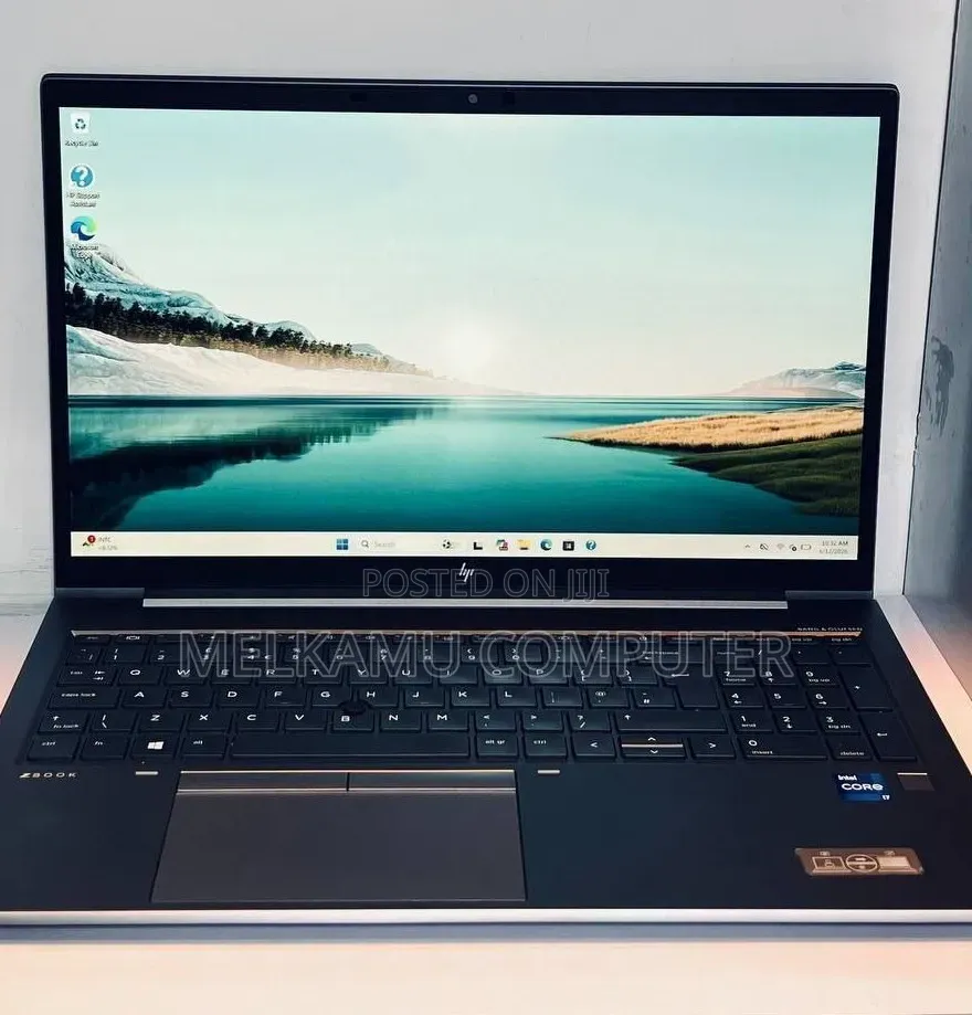 New Laptop HP ZBook Firefly G8 32GB Intel Core i7 SSD 512GB
