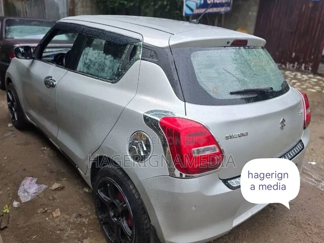Suzuki Swift 2023 Silver