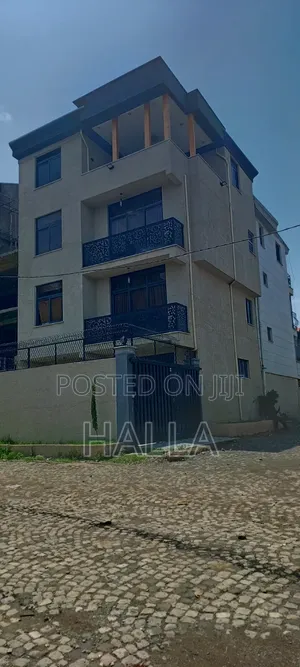 5bdrm House in መኖሪያ, Nifas Silk-Lafto for sale