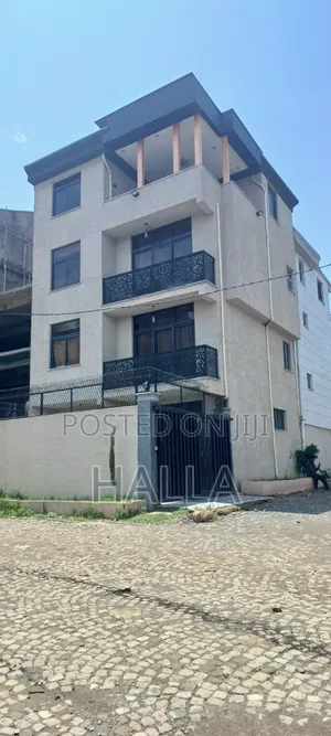 5bdrm House in መኖሪያ, Nifas Silk-Lafto for sale