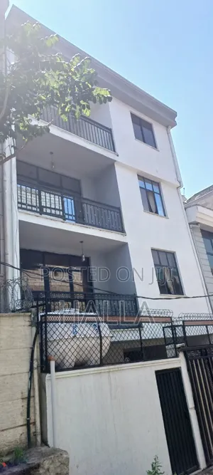 5bdrm House in መኖሪያ, Nifas Silk-Lafto for sale