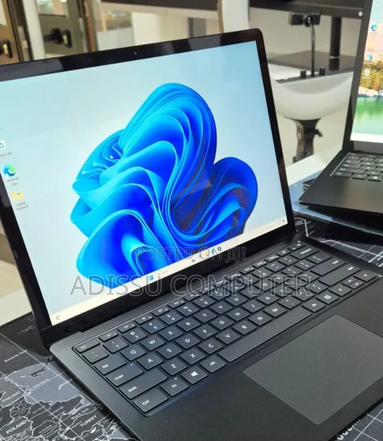 New Laptop Microsoft 16GB Intel Core i7 SSD 256GB