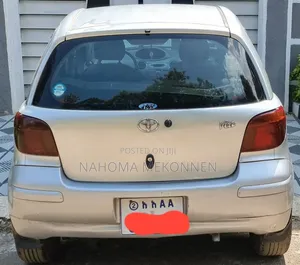 Toyota Vitz 2002 Silver