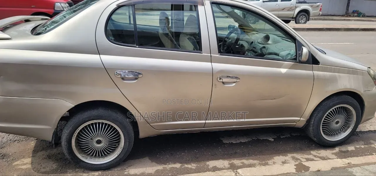 Toyota Platz 2005 Silver