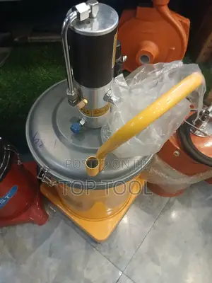 ፡ይህ ተንቀሳቃሽ የአየር (Pneumatic) ግሪስ ፓምፕ ሲሆን በኢንዱስትሪ፣ በጋራዥ እና በተሽከርካሪ ጥገና